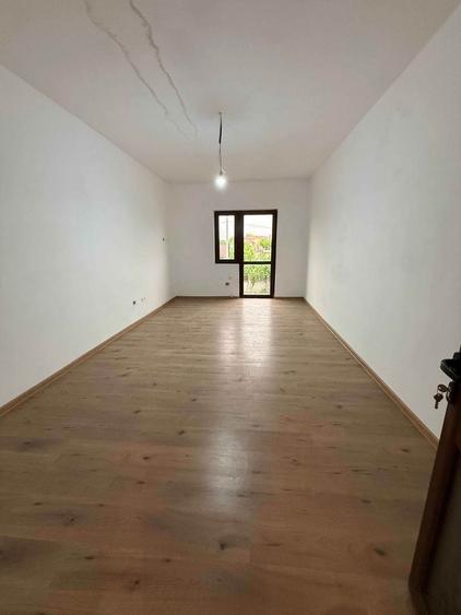 Casă individuală cu 4 camere cu Canalizare în Chercea