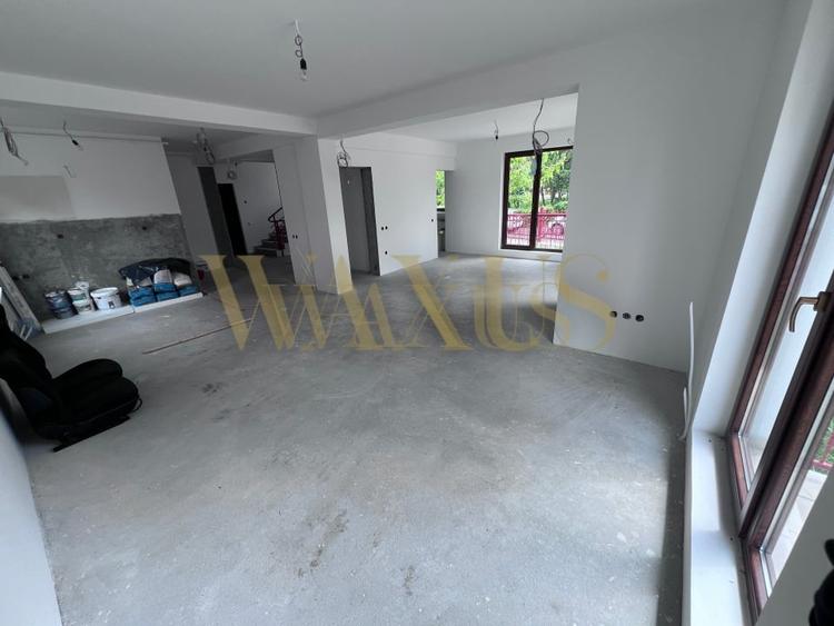 Casă individuală cu 10 camere cu Canalizare în Zorilor