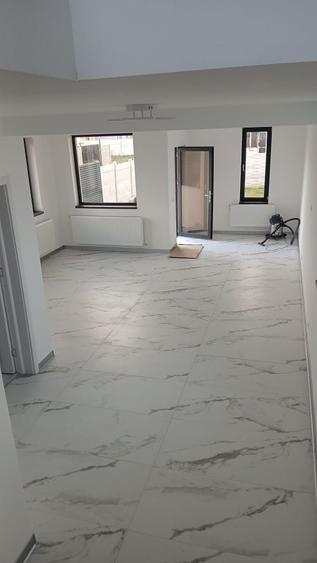 Casă cu 4 camere în Exterior Vest