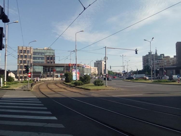 Birou, de 3,700 mp, în Central
