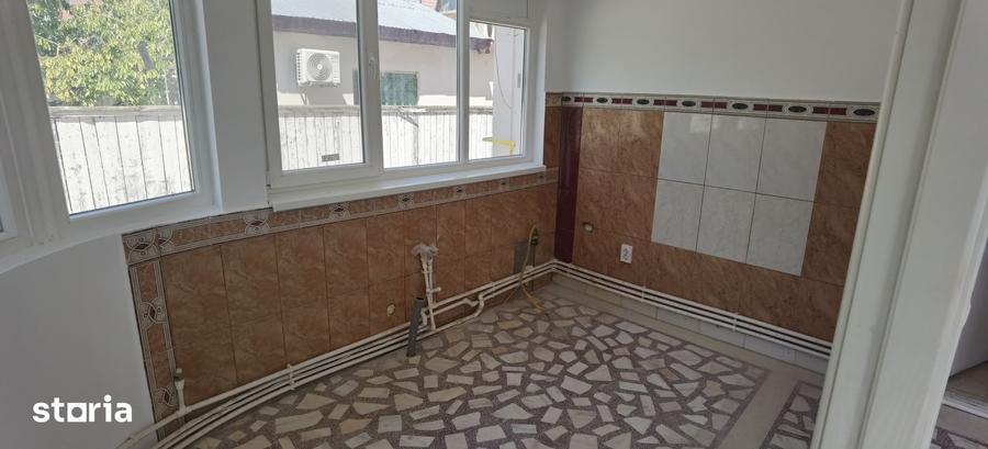 Casă cu 5 camere cu Teren 1438 Mp în Chiscani