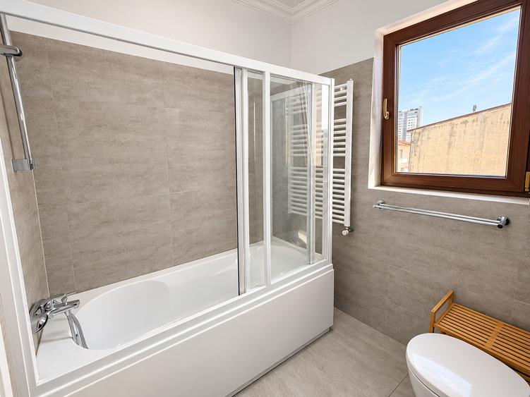 Apartament cu 3 camere semidecomandat în P-ța Victoriei