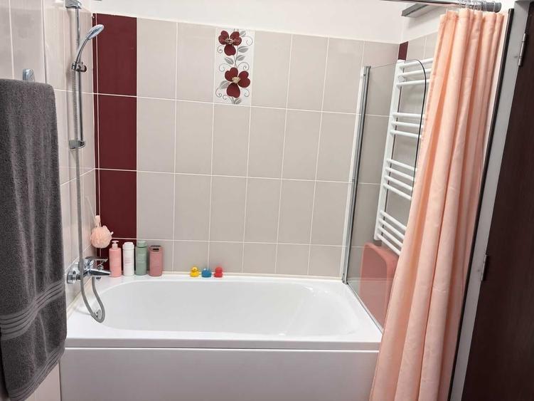 Apartament cu 3 camere semidecomandat în Roșu