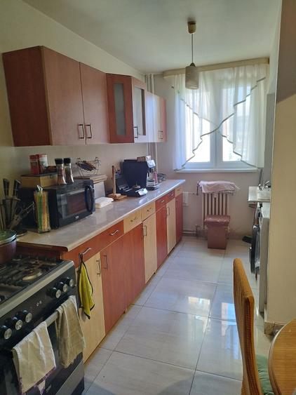 Apartament cu 3 camere semidecomandat în Rogerius