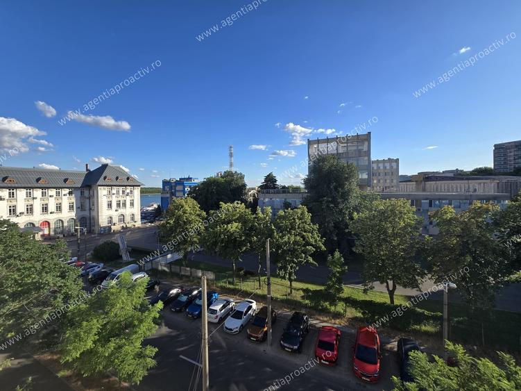 Apartament cu 4 camere decomandat în Port