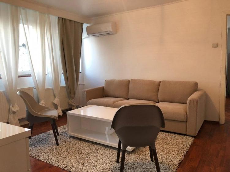 Apartament cu 3 camere semidecomandat în Romană