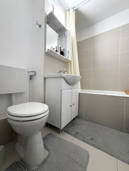 Apartament cu 4 camere decomandat în Lipovei