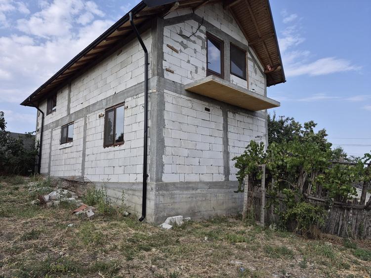 Casă cu 4 camere în Bălteni