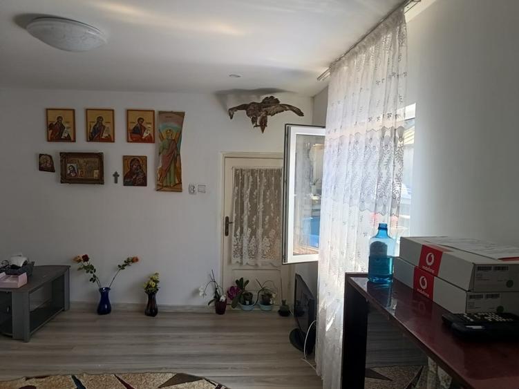 Casă individuală cu 5 camere cu Canalizare în Central
