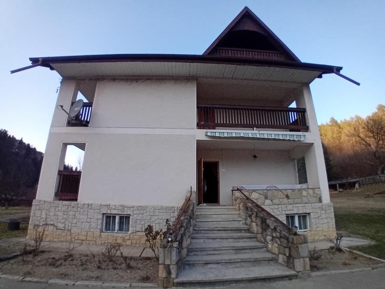 Casă cu 9 camere cu Teren 5000 Mp în Exterior Est