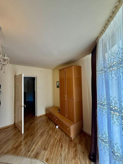 Casă cu 10 camere cu Teren 650 Mp în Călugareni