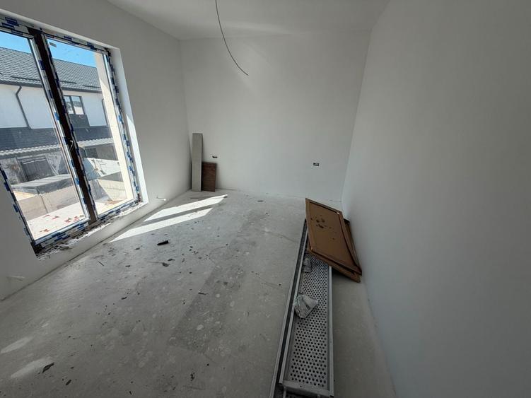 Duplex cu 4 camere cu Canalizare în Central