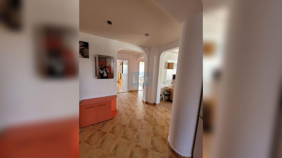 Apartament cu 3 camere semidecomandat în Plopilor