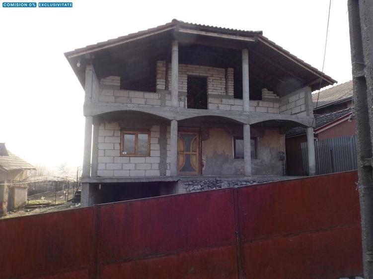 Casă cu 8 camere cu Canalizare în Pocruia