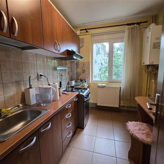 Apartament cu 3 camere semidecomandat în Podu Roș