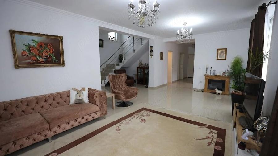 Casă cu 9 camere cu Teren 362 Mp în Central