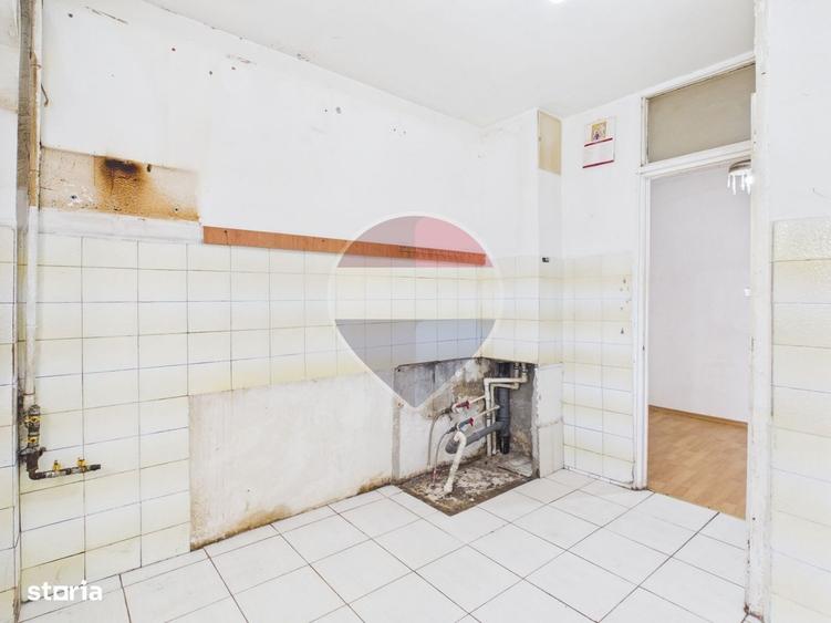 Apartament cu 3 camere semidecomandat în Crângași
