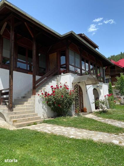 Casă cu 5 camere cu Teren 10000 Mp în Dâmbovicioara