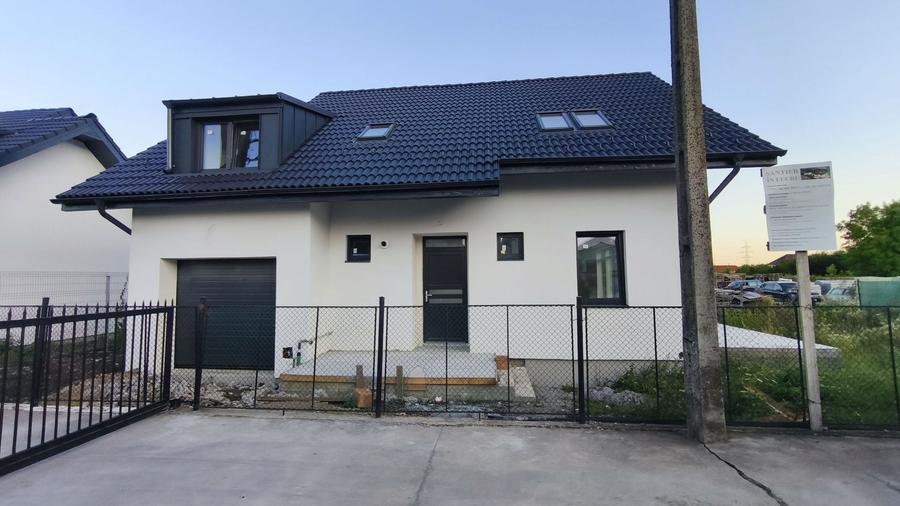 Casă individuală cu 4 camere cu Canalizare în Unirii