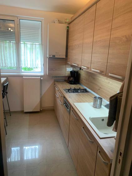 Apartament cu 3 camere decomandat în Titan