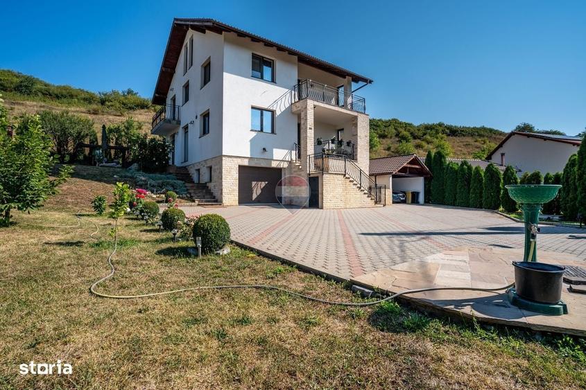 Casă cu 4 camere în Rădaia