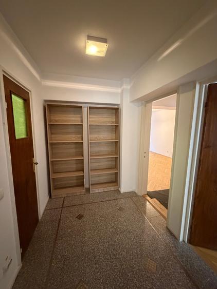 Apartament cu 3 camere semidecomandat în Universitate