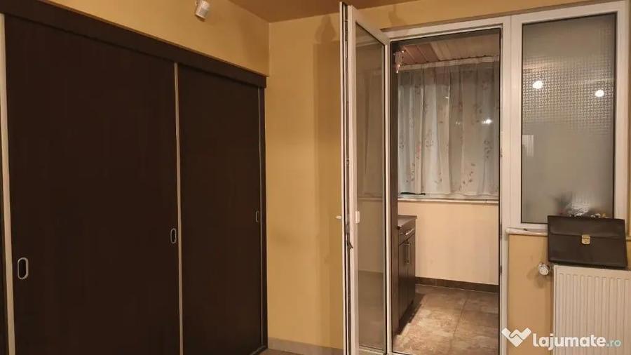 Apartament cu 3 camere decomandat în 22 Decembrie