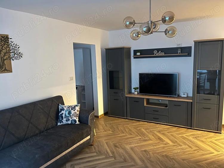 Apartament cu 3 camere semidecomandat în Cetate