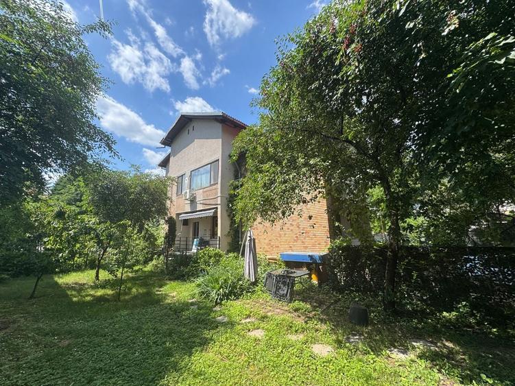 Apartament cu 4 camere decomandat în Central