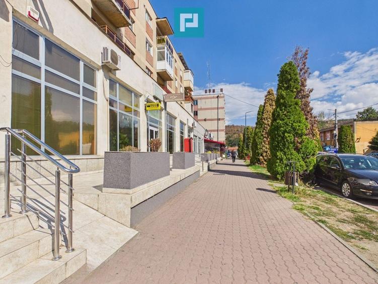 Apartament cu 3 camere semidecomandat, mobilat în Central