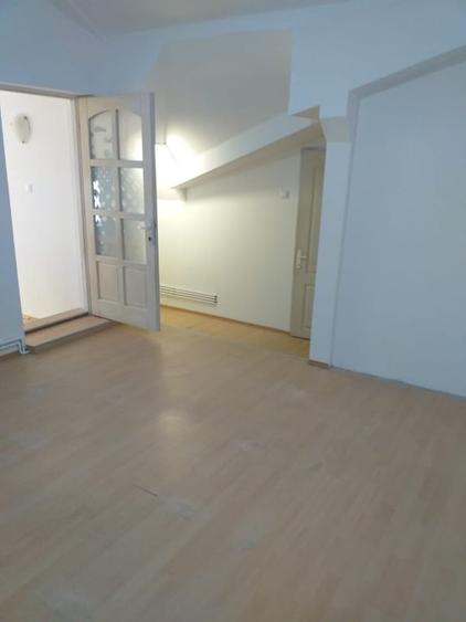 Casă individuală cu 5 camere cu Teren 229 Mp în Central