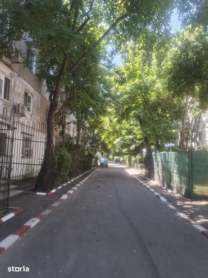 Apartament cu 3 camere semidecomandat în Ferentari