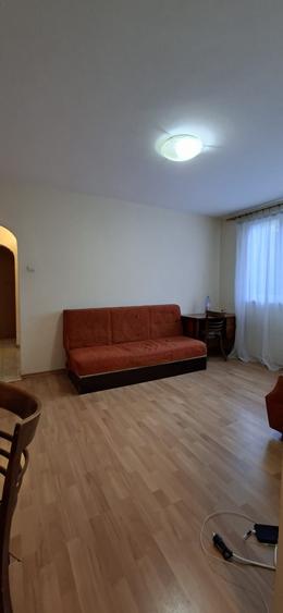 Apartament cu 3 camere semidecomandat în Drumul Taberei