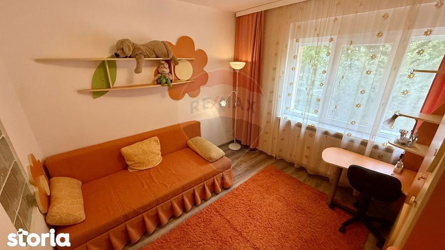 Apartament cu 3 camere semidecomandat, mobilat în Săsar