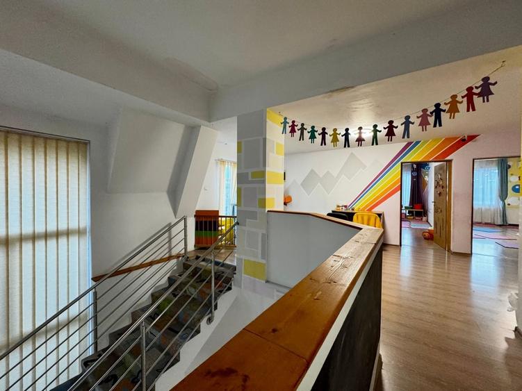 Casă individuală cu 7 camere cu Canalizare în Aradului