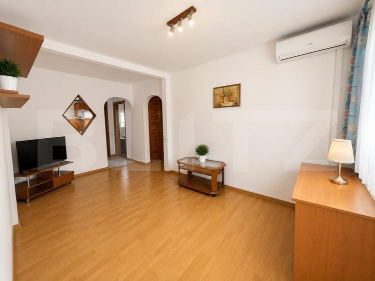 Apartament cu 4 camere semidecomandat, mobilat în Ultracentral