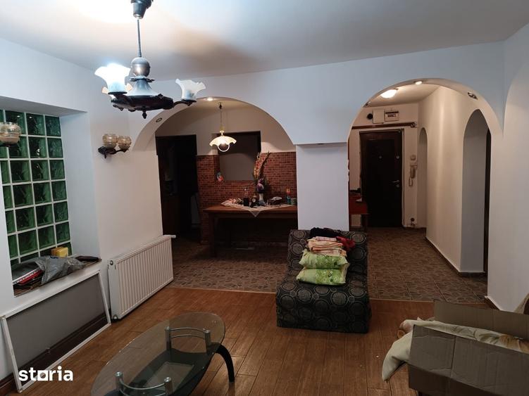 Apartament cu 4 camere decomandat în Est