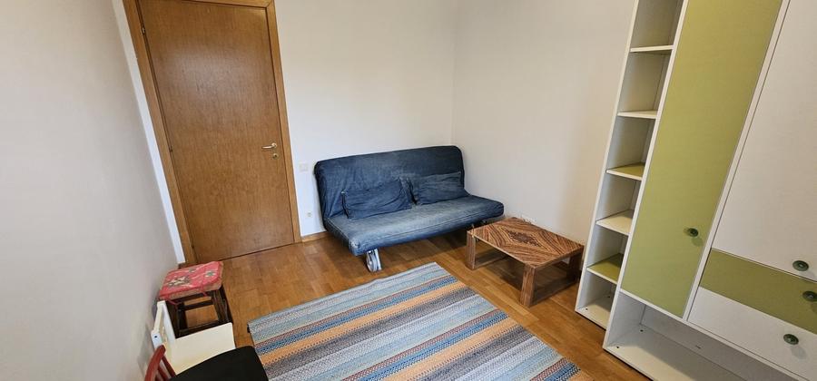 Apartament cu 3 camere semidecomandat, mobilat în Străulești