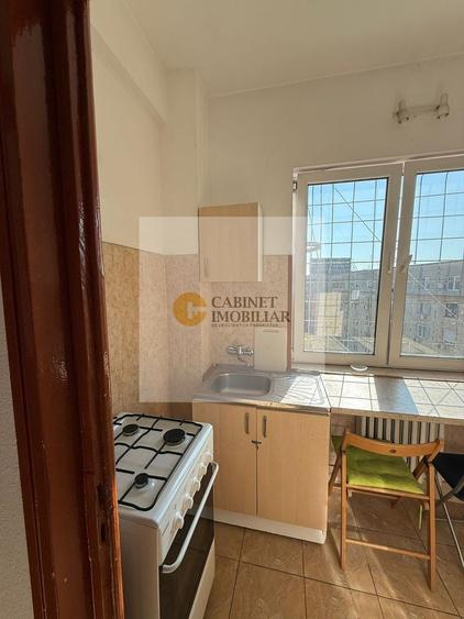 Apartament cu 2 camere semidecomandat, mobilat în Romană