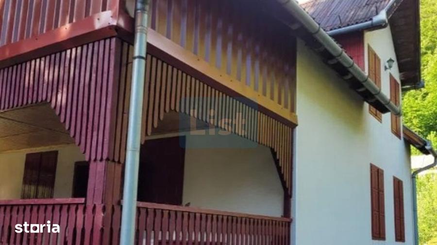 Casă cu 5 camere cu Teren 2000 Mp în Răstolița