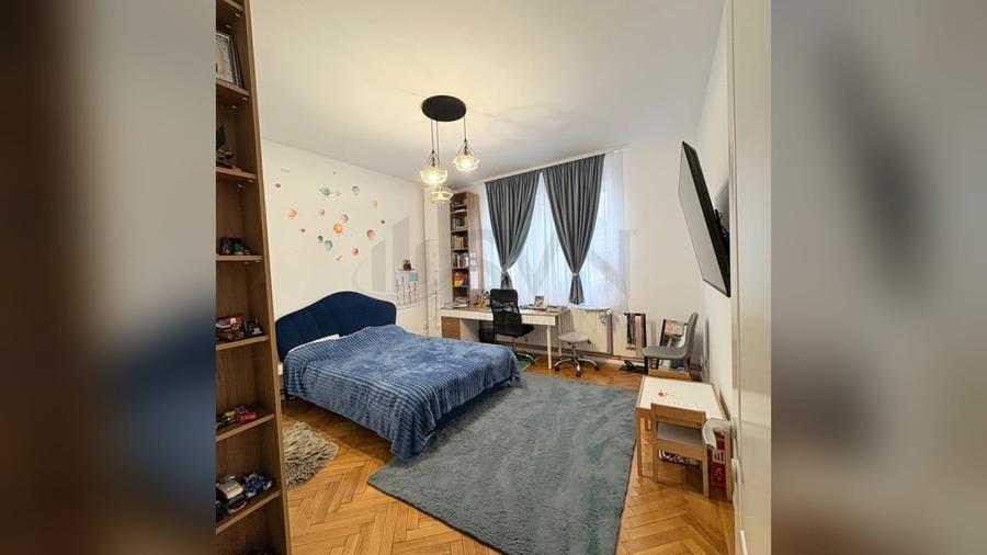 Casă individuală cu 12 camere cu Teren 100 Mp în Parcul Carol
