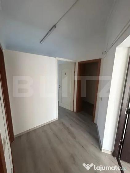 Apartament cu 5 camere semidecomandat în Dumbrăvița