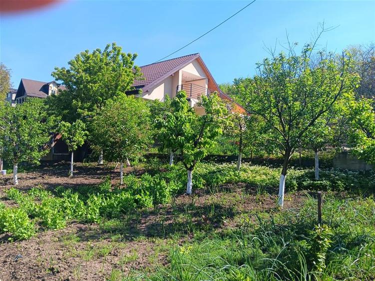 Casă cu 9 camere cu Canalizare în Cârlig