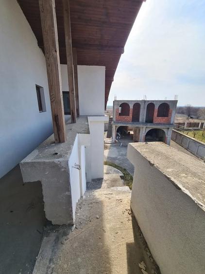 Casă individuală cu 8 camere decomandat cu Canalizare în Tărtășești