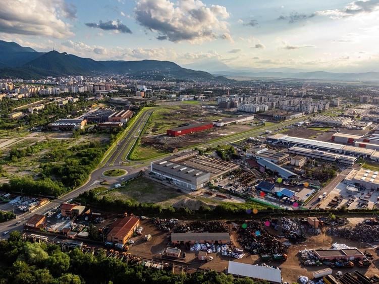 Teren Construcții intravilan de 5109 mp, în Tractorul