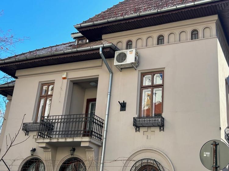 Casă cu 7 camere cu Teren 197 Mp în Capitale