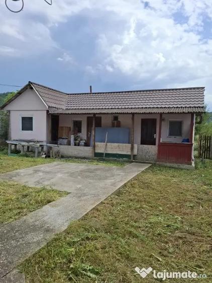 Casă cu 3 camere cu Teren 2370 Mp în Mihăești
