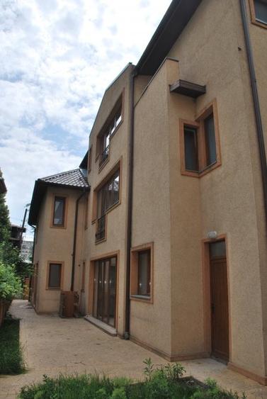 Casă cu 8 camere cu Teren 250 Mp în Domenii