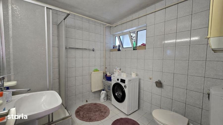 Casă cu 4 camere decomandat în Central