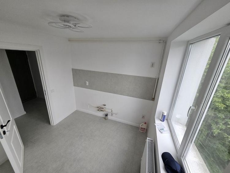 Apartament cu 3 camere semidecomandat în Cina